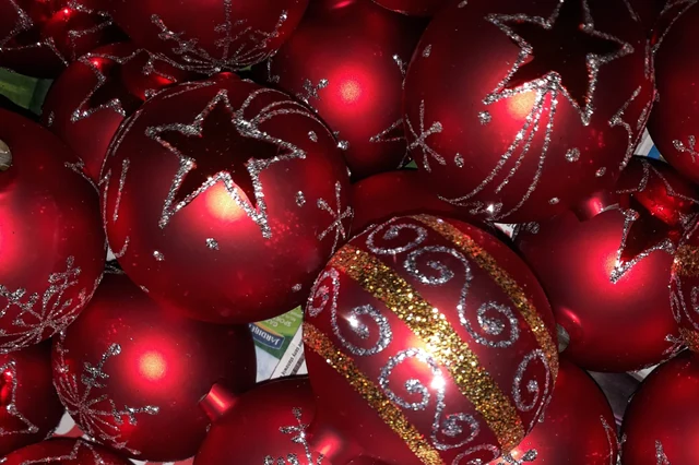 Czerwone bombki z błyszczącymi zdobieniami